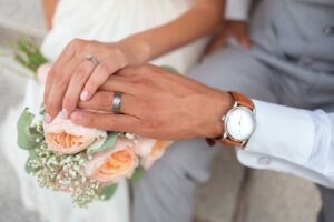 Um casal durante casamento